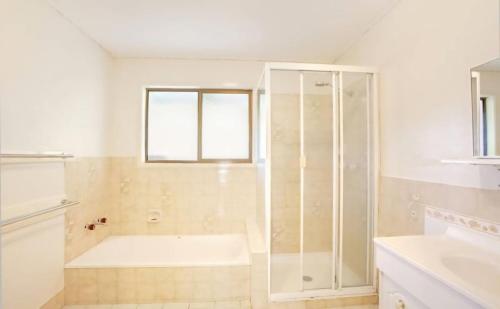 Bilik mandi di 33 Cooloola Drive Rainbow Beach