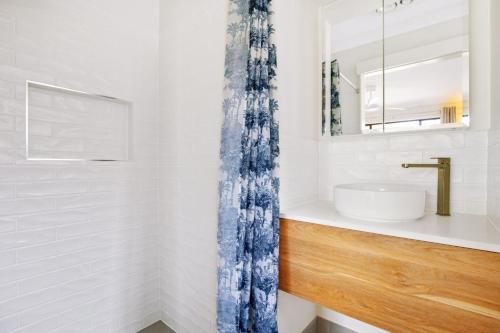 Ένα μπάνιο στο Sunyata Beach House Rainbow Beach