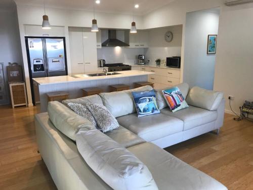 Χώρος καθιστικού στο 15 Esprit Drive Rainbow Shores