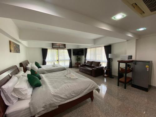 Una cama o camas en una habitación de Cha Li's Family Hotel&Hostel