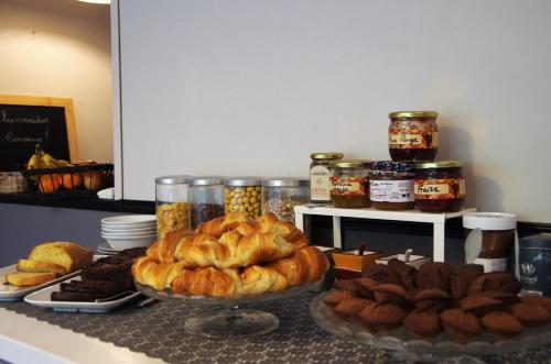 een toonbank met twee schalen gebak en andere etenswaren bij La Villa Carcassonne, Chambres d hôtes, B&B, face à la Cité Médiévale in Carcassonne