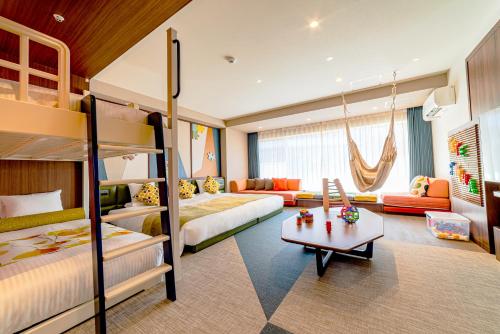 una camera con 2 letti a castello e un soggiorno di Tateshina Grand Hotel Takinoyu a Chino