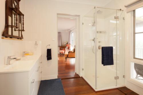 La salle de bains est pourvue d'une douche avec une porte en verre. dans l'établissement The Grange on Kalgan Farmstay, Albany WA, à Albany