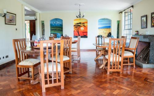 a dining room with a table and chairs at dreamplace Gigiri in Nairobi