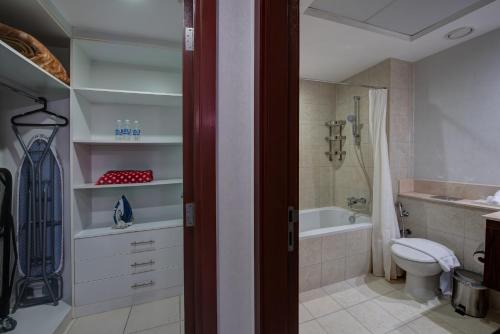 Bathroom sa Durrani Homes - Luxury living besides Panoramic Fountain and Burj khalifa view- Burj Khalifa Fireworks