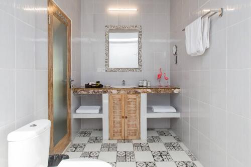 uma casa de banho com um lavatório e um espelho em Villa Orked 1 em Seminyak