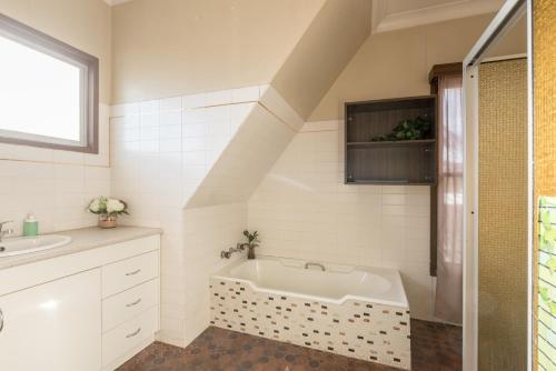 A bathroom at Rustic Private Room in Waterfront Beach Retreat 8 - SHAREHOUSE