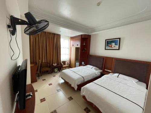 Cama ou camas em um quarto em Khách Sạn Đông Hải