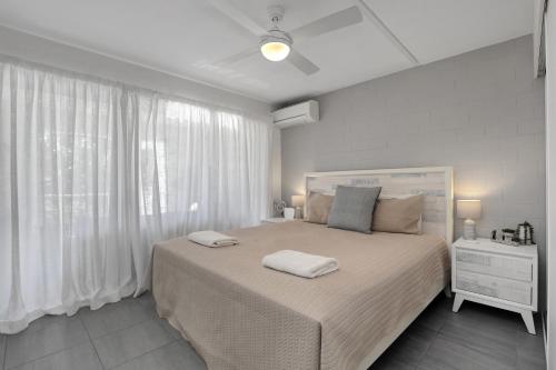 una camera da letto con un letto grande con due asciugamani sopra di 14 The Islander Resort a Point Lookout