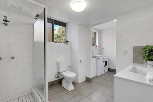 un bagno con wc, lavandino e doccia di 14 The Islander Resort a Point Lookout