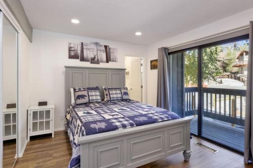 En eller flere senge i et værelse på Blue Jay Getaway #2082 by Big Bear Vacations
