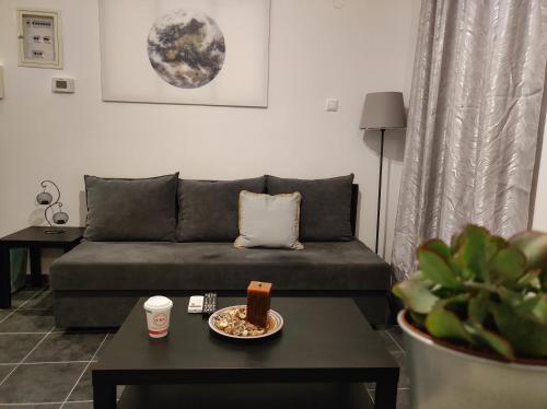uma sala de estar com um sofá e uma mesa em Dreams 2 em Karditsa