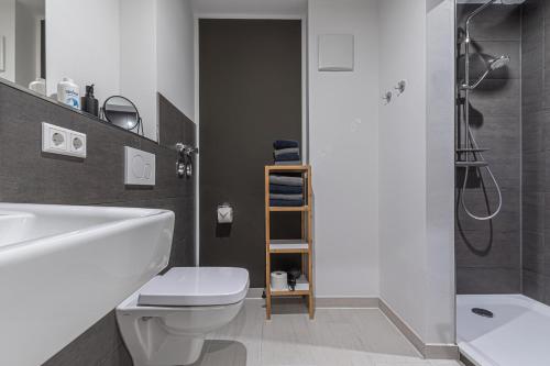 a bathroom with a toilet and a sink and a shower at B26 Apartments - Unterwegs zu Hause in Willich