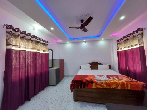 Llit o llits en una habitació de Swastik Resort Tajpur