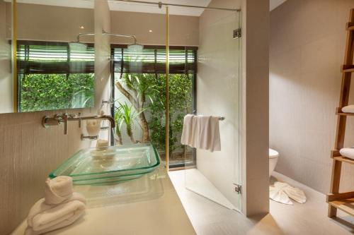 Ett badrum på Escape Villas - Luxury Pool Villa at Anchan Villas