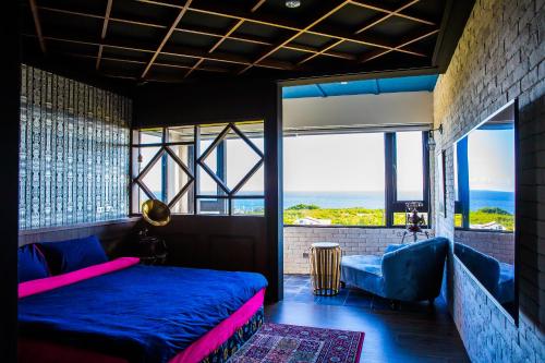 小琉球的住宿－琉球茶室-復古館，一间卧室配有一张床,享有海景