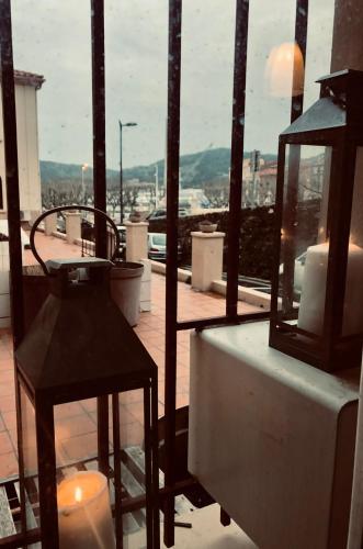 Chambre avec 2 bougies et vue sur la ville dans l'établissement L'Xpérience au bord de mer, à Port-Vendres