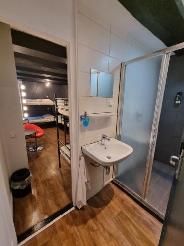 y baño con lavabo y ducha. en International Budget Hostel City Center en Ámsterdam