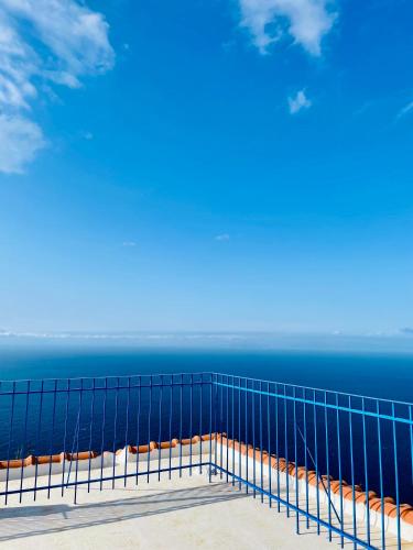 balkon z widokiem na ocean w obiekcie Άκρη του κόσμου w mieście Samos