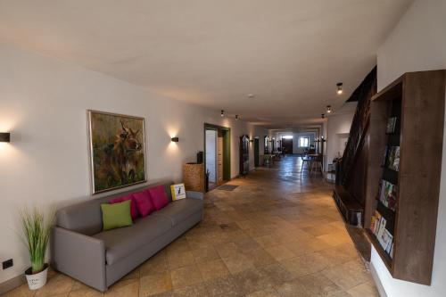 un soggiorno con un divano e un quadro sul muro di LANDHOTEL ALTE ZOLLSTATION- Historical Building a Pittenhart
