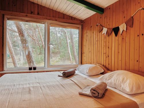 Ένα ή περισσότερα κρεβάτια σε δωμάτιο στο Energetikas • nameliai prie jūros
