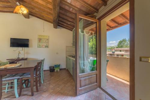 a kitchen and dining room with a sliding glass door at Borgo da Vinci in Volterra