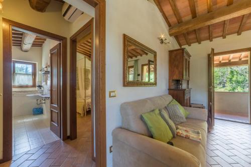 a living room with a couch and a mirror at Borgo da Vinci in Volterra