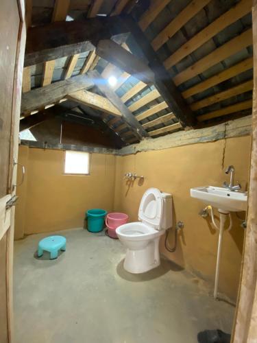 Koupelna v ubytování Vrinda's Mud House