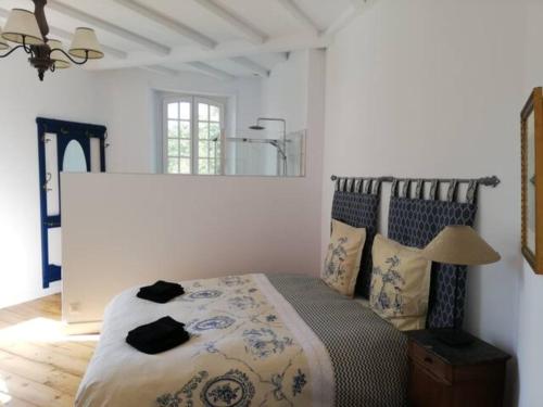 - une chambre avec un lit et une lampe dans l'établissement Domaine Abartiague, à Ossès