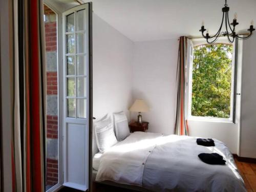 une chambre avec un lit blanc et une fenêtre dans l'établissement Domaine Abartiague, à Ossès