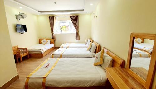 Giường trong phòng chung tại DALAMOON HOTEL