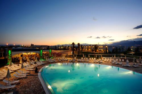 ein großer Pool mit Stühlen und ein Resort in der Unterkunft Sibari Green Resort in Marina di Sibari