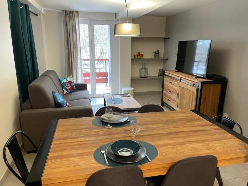 a living room with a dining room table with chairs at ARC 1800 Appartement 6-8 pers,5 cristaux, avec garage in Arc 1800