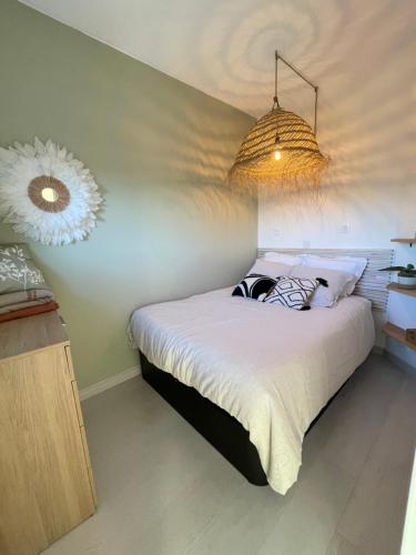 sypialnia z dużym łóżkiem z oświetleniem w obiekcie Cocon bohème w mieście Villeneuve-Loubet