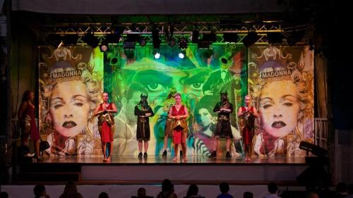 een groep vrouwen op een podium in een show bij MOBIL HOME SERENITE 2CH VALRAS PLAGE in Valras-Plage