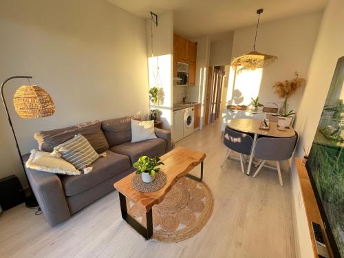 un salon avec un canapé et une table dans l'établissement Cocon bohème, à Villeneuve-Loubet