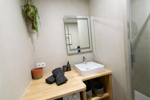 uma casa de banho com um lavatório e um espelho em Ravissant Studio à Pézenas em Pézenas