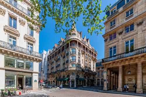 wysoki budynek w środku dwóch budynków w obiekcie La Clef Louvre Paris by The Crest Collection w Paryżu