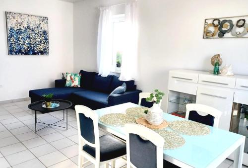 Posezení v ubytování Mirela modern apartment near the beach, Novalja