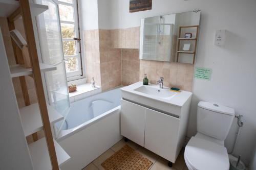 勒芒的住宿－Demeure Jousset des Berries，一间带水槽、浴缸和卫生间的浴室