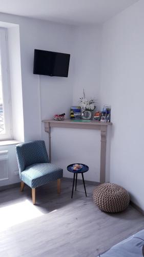 a living room with a chair and a table at Studio Paimpol centre historique in Paimpol