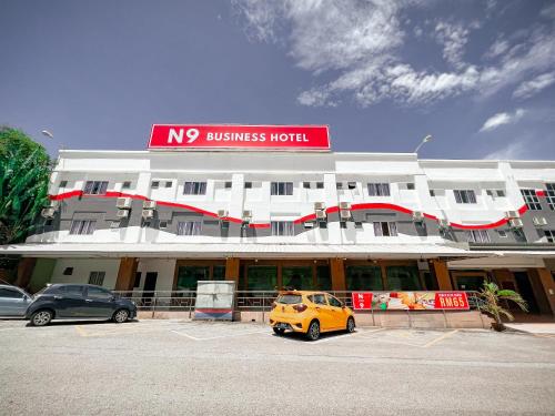 une voiture jaune garée devant un bâtiment dans l'établissement N9 Business Hotel Sdn Bhd, à Nilai