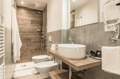 a bathroom with a sink and a toilet at Betulle61 in Marina Romea