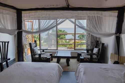 Postel nebo postele na pokoji v ubytování Serene Lake View Lodge in Kayove, Rwanda
