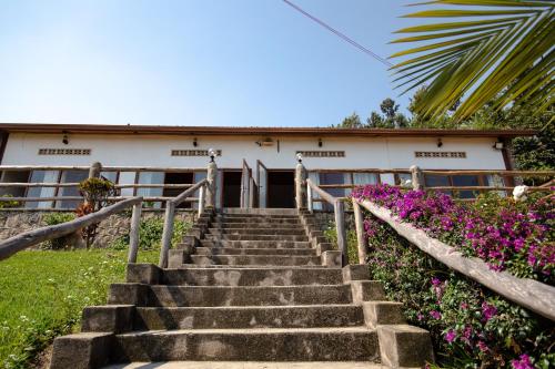 Zahrada ubytování Serene Lake View Lodge in Kayove, Rwanda
