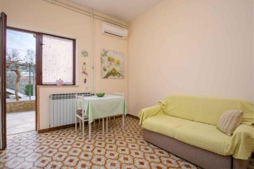 Posezení v ubytování Apartment in Vrvari with One-Bedroom 1