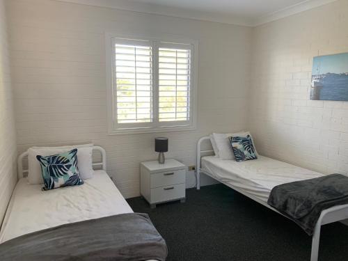 A bed or beds in a room at Sunny, 2-bedroom apartment with pool, near beach