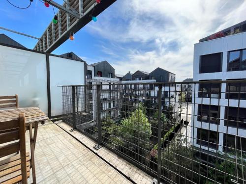蒙泰夫蘭的住宿－Studio Cosy et son Emplacement Idéal，享有建筑景致的阳台