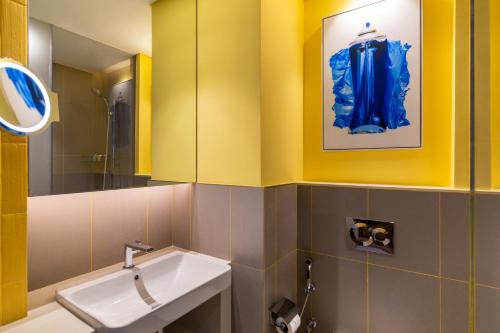 W łazience znajduje się umywalka i lustro. w obiekcie ibis Styles Dubai Deira w Dubaju