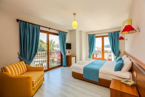 Postel nebo postele na pokoji v ubytování Gocek Unlu Hotel